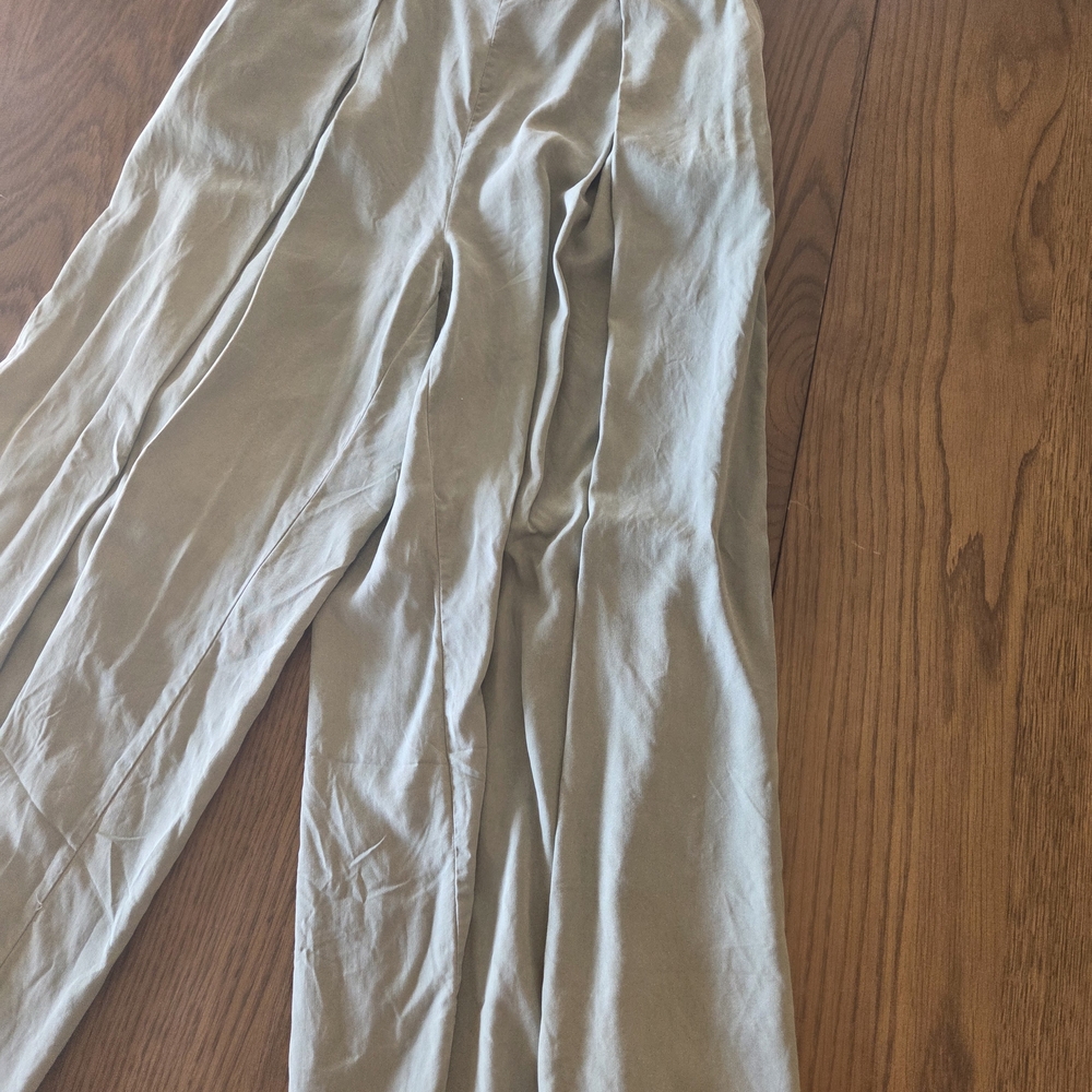 High-Rise Wide-Leg Pleated Pants in Olive - Picture 4 of 10